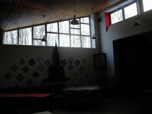 Gro&szlig;er Saal mit neuen Fenstern